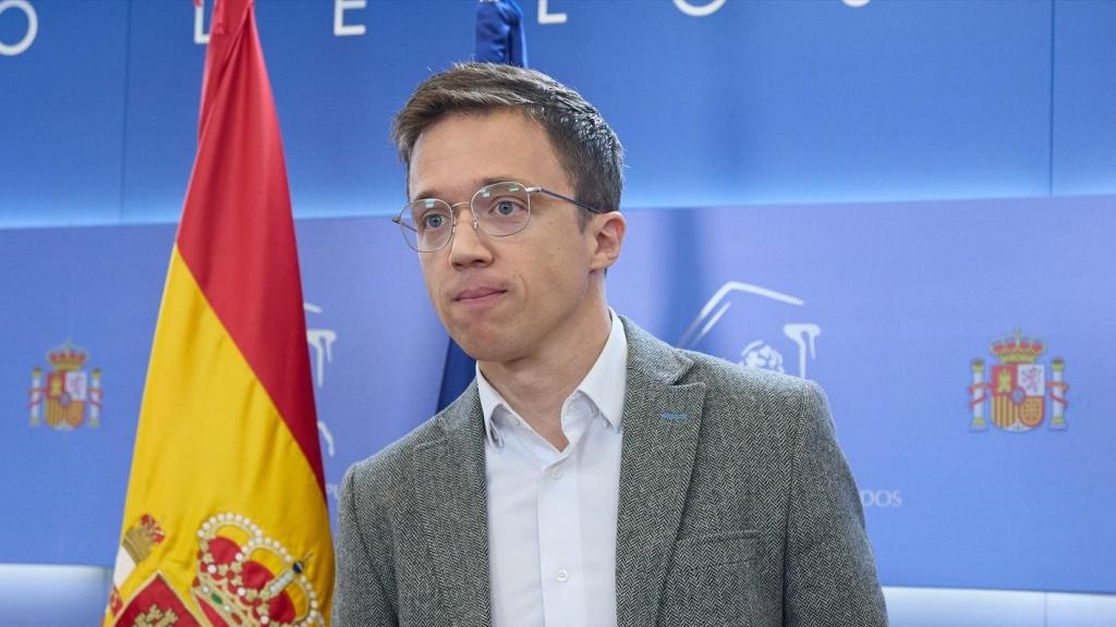 El exportavoz de Sumar Íñigo Errejón, en una rueda de prensa en el  Congreso de los Diputados.