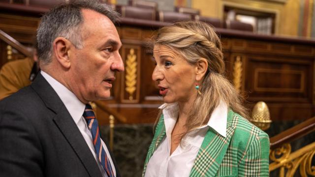 El secretario general del PCE, Enrique Santiago, junto a la vicepresidenta segunda, Yolanda Díaz.