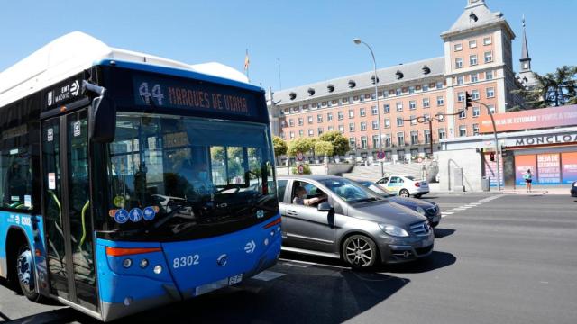 Un autobús de la Empresa Municipal de Madrid en Moncloa.