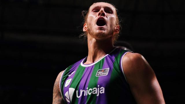 El Unicaja mantiene el pleno de victorias en un partidazo frente al Barça (103-96)