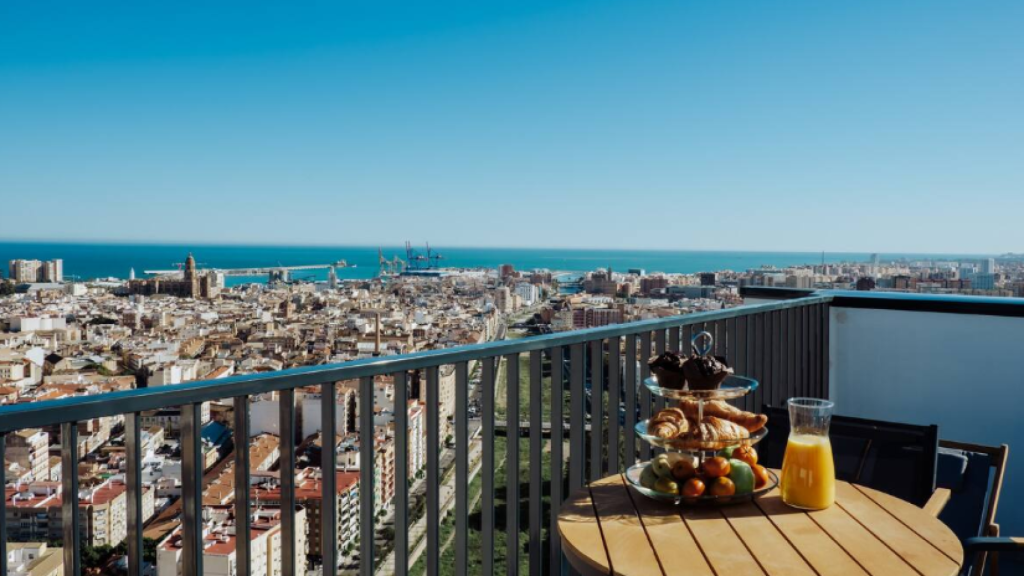 Vistas desde uno de los pisos turísticos de las Torres de Martiricos, en Málaga.