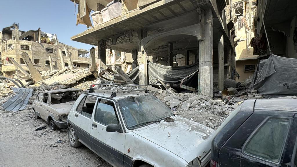 Imagen de coches bombardeados en las inmediaciones del hospital Kamal Adwan, en el norte de Gaza.