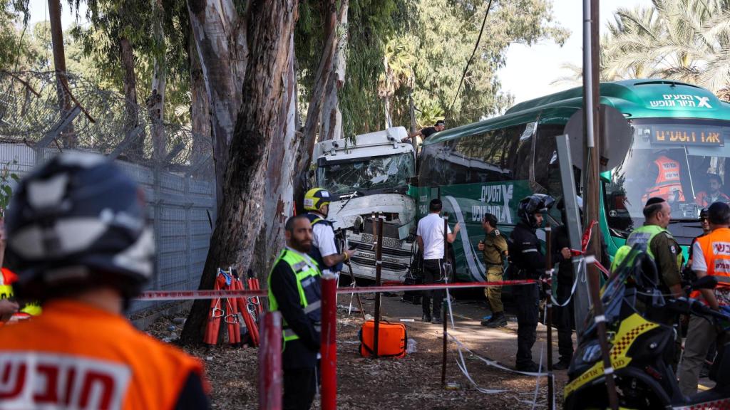 Los equipos de rescate trabajan en la zona del atropello en las afueras de Tel Aviv.