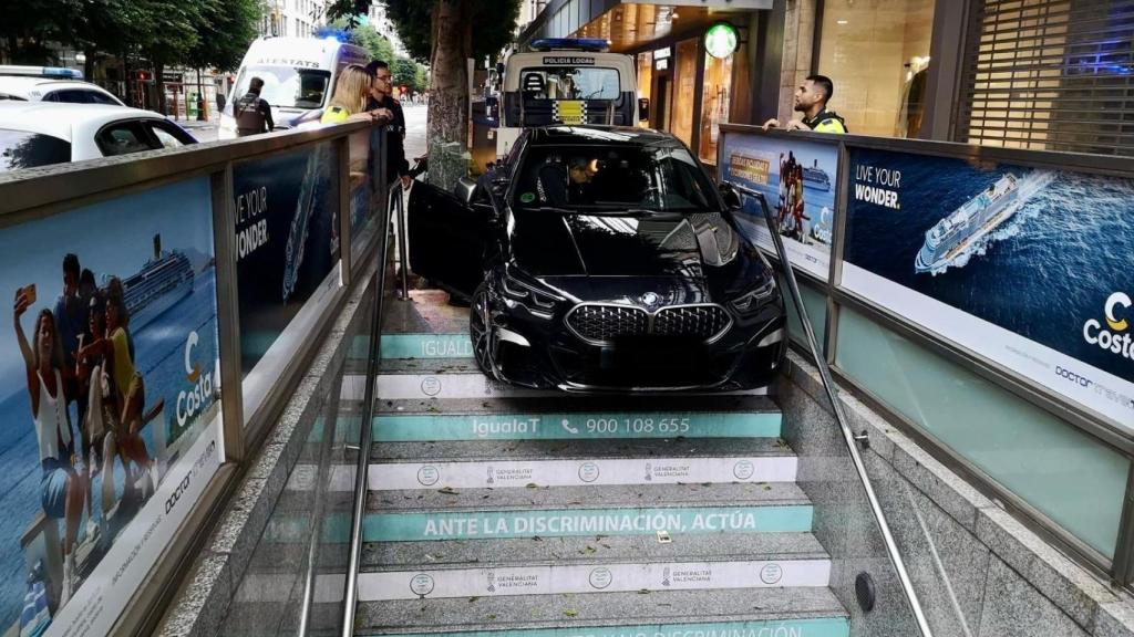 Un conductor empotra su coche en el acceso del metro a Colón. Ayuntamiento de Valencia