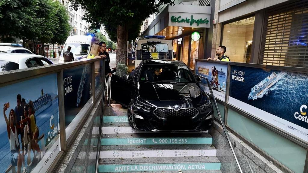 Un conductor empotra su coche en el acceso del metro a Colón. Ayuntamiento de Valencia