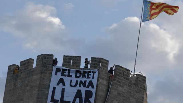 Fotografía de una pancarta colgadao en las Torres de Serranos durante una protesta contra los apartamentos turísticos en Valencia. Efe / Kai Försterling