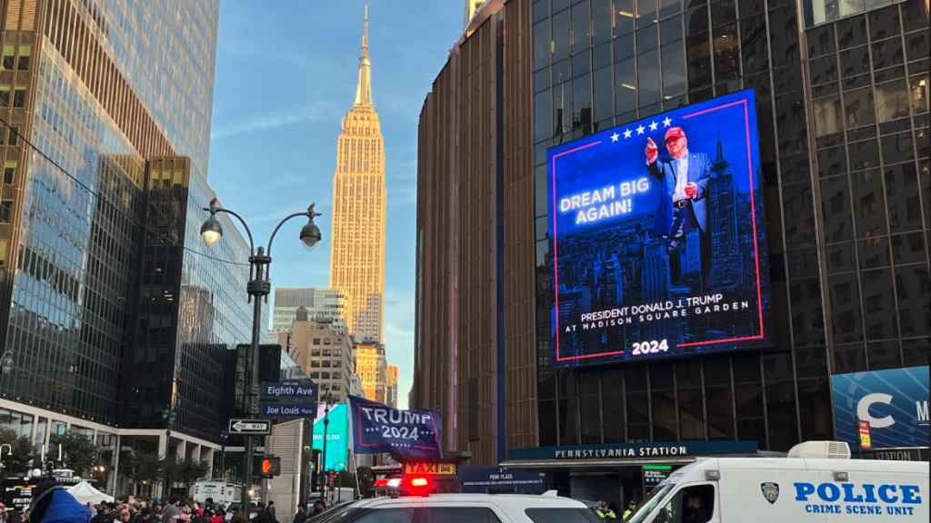 Cartel del mitin de Trump anunciado en el Madison Square Garden de Nueva York.