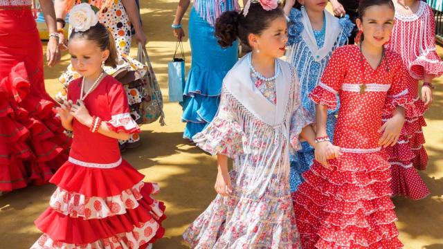 Niñas con el vestido tradicional en la feria de Sevilla.