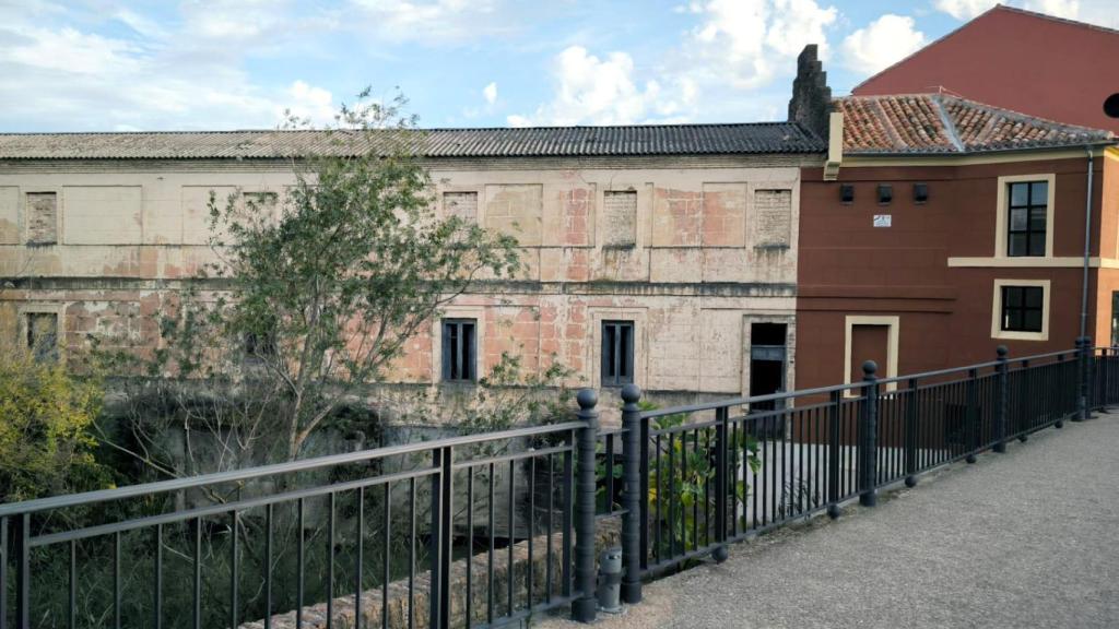 El edificio visto desde el Puente Romano.