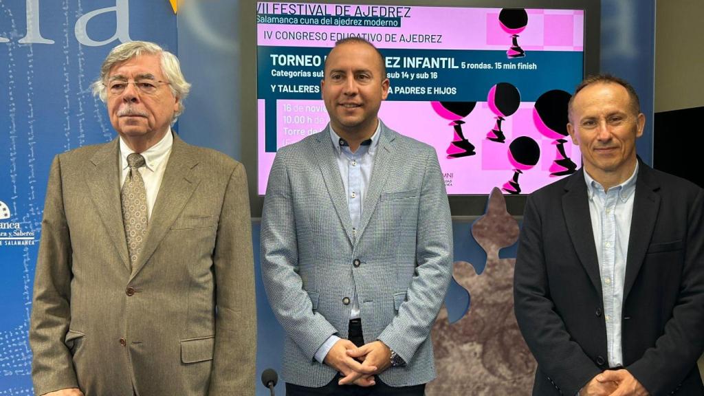 El concejal de Educación, Luis Sánchez, el vicepresidente de la Junta directiva de Alumni-USAL, Román Álvarez, y el director del Festival ‘Salamanca, cuna del ajedrez moderno’, Amador González, presentan el IV Congreso Educativo de Ajedrez