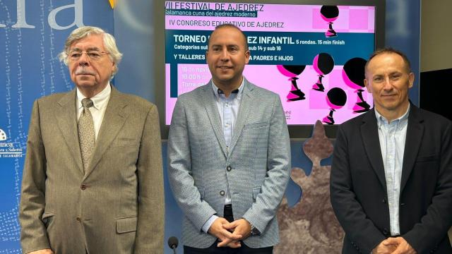 El concejal de Educación, Luis Sánchez, el vicepresidente de la Junta directiva de Alumni-USAL, Román Álvarez, y el director del Festival ‘Salamanca, cuna del ajedrez moderno’, Amador González, presentan el IV Congreso Educativo de Ajedrez