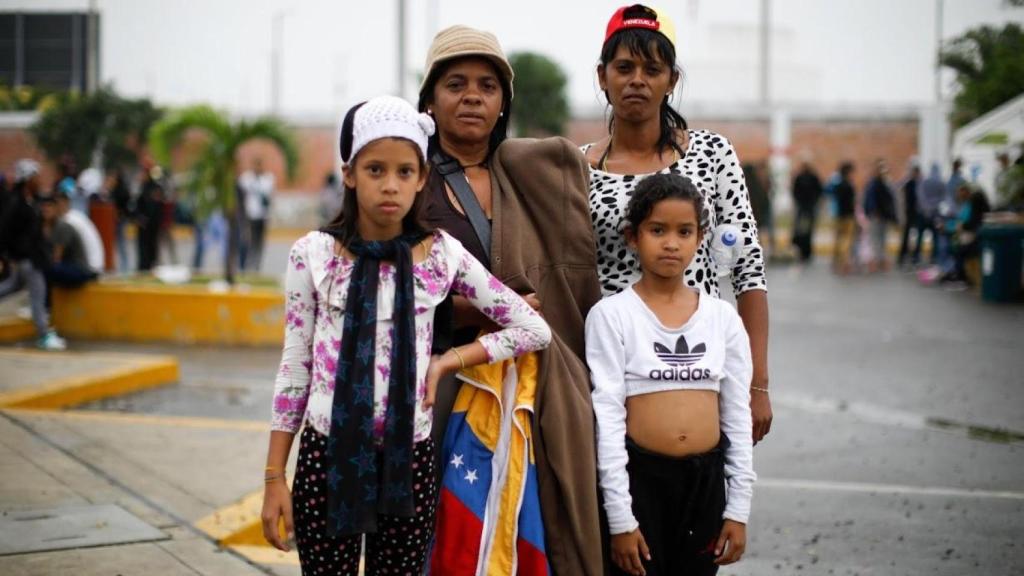 Fotografía de dos madres venezolanas migrantes junto a sus hijas.