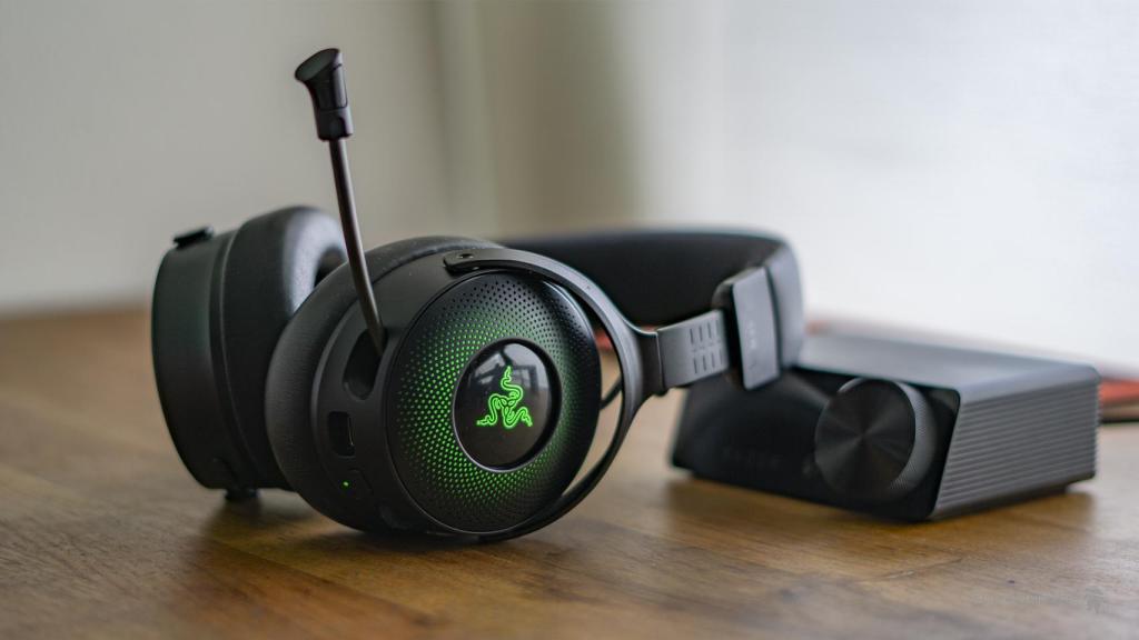 Razer Kraken v4 Pro con micrófono desplegado