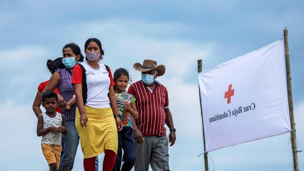 Familia de migrantes venezolanos en su ruta hacia un nuevo destino.