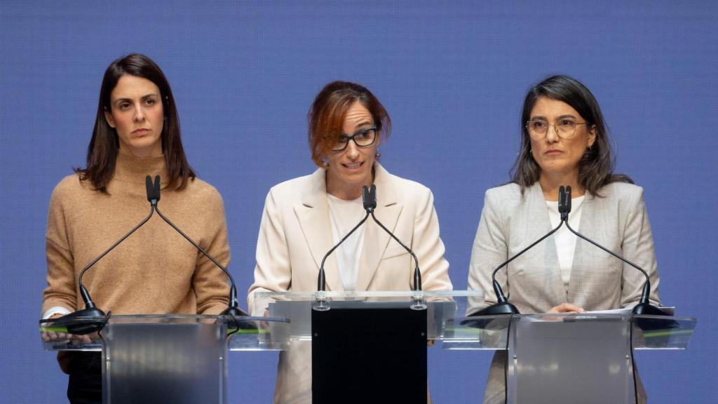 Las coportavoces de Más Madrid, Mónica García (centro), Manuela Bergerot (derecha) y Rita Maestre (izquierda), en rueda de prensa.