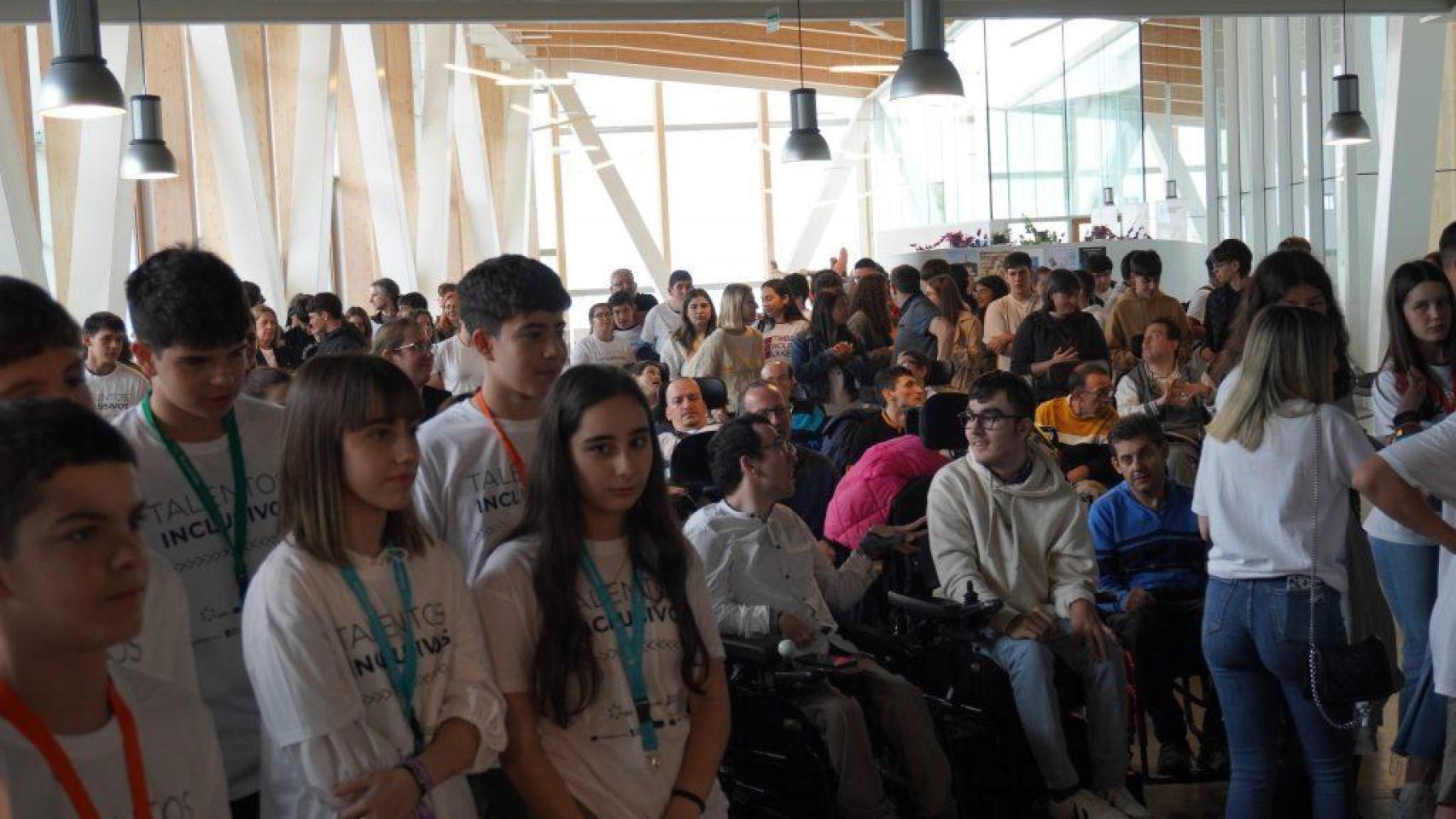 Cierre de una feria tecnológica en la que participaron alumnos y usuarios del programa Talentos Inclusivos.