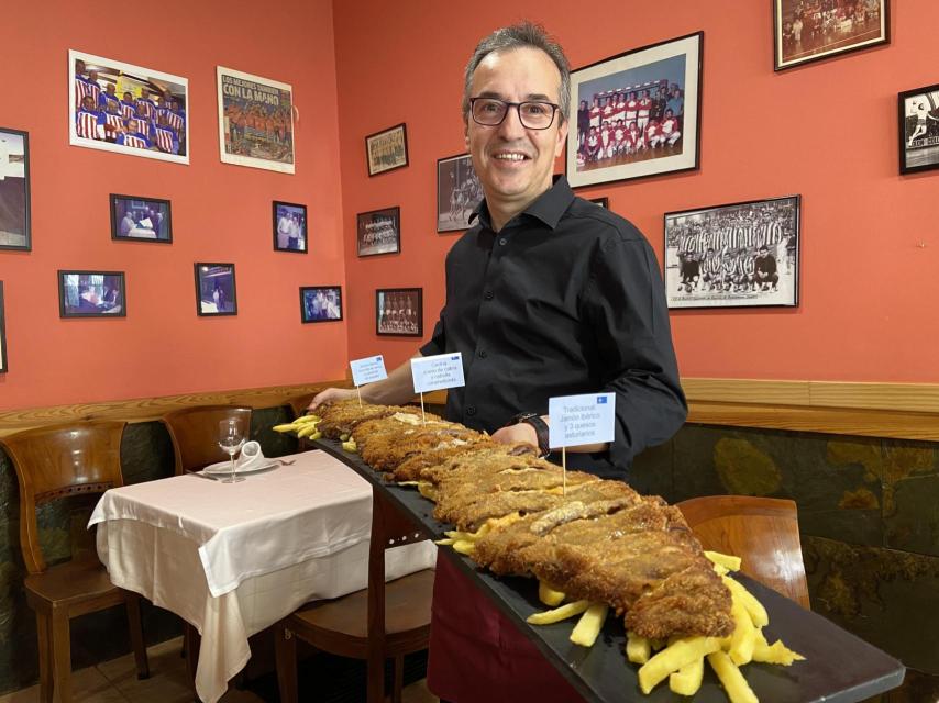 Tito Gómez con el 'Cachopo de metro' en el Restaurante Urumea.