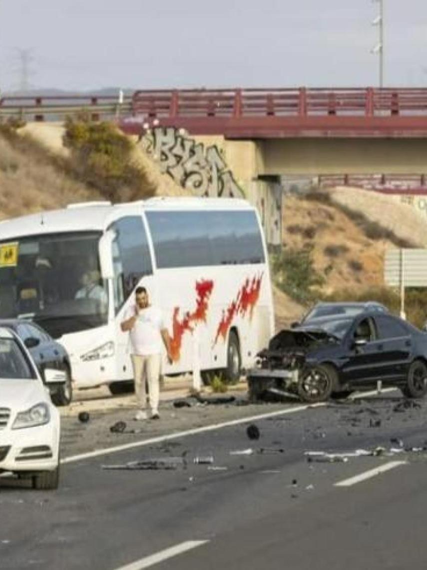 Una imagen del siniestro vial donde se observa de pie al kamikaze en la autovía A-30.