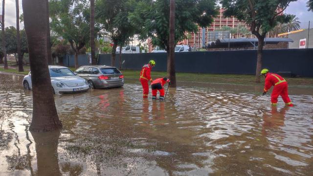 Una imagen de los bomberos de Benalmádena trabajando sobre el terreno.