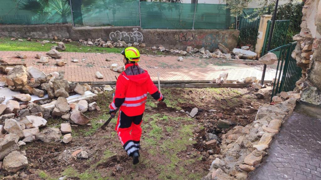 Bomberos trabajando en la zona.