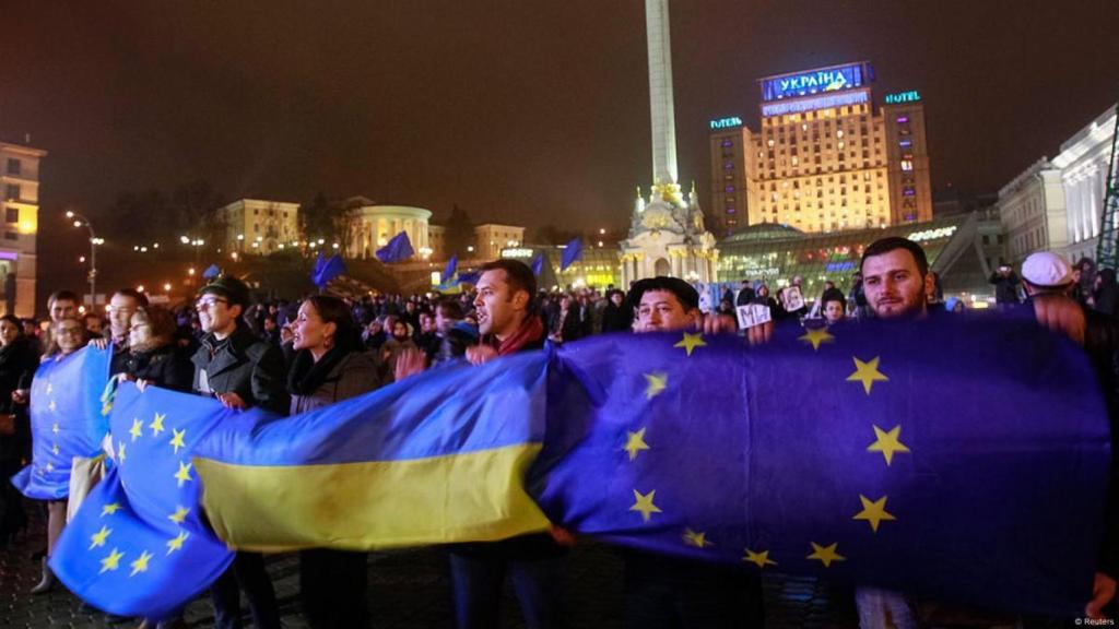 Manifestantes ucranianos portan banderas de la UE durante las protestas del Euromaidan, en la Plaza de la Independencia de Kiev en 2014.