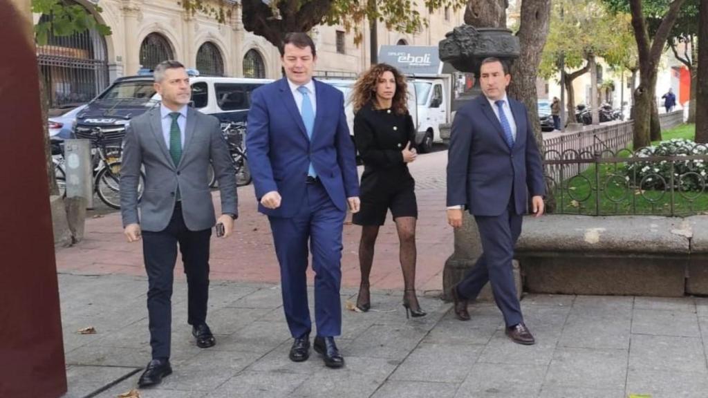 Alfonso Fernández Mañueco, junto a Julio López Revuelta y Eloy Ruiz, esta mañana en Salamanca