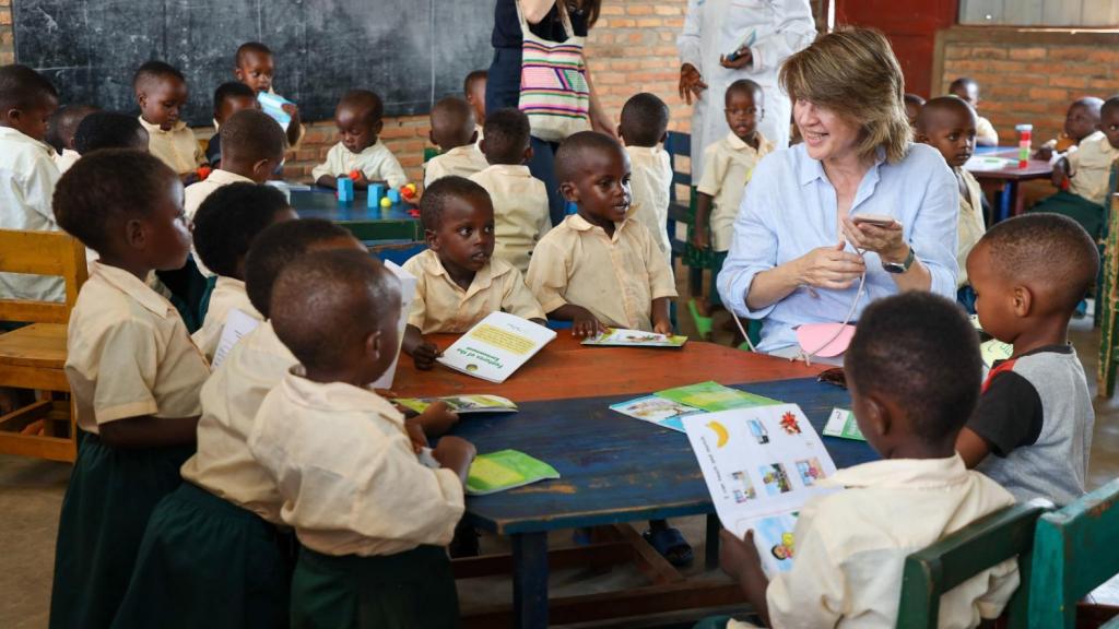 Magdalena Brier en una de las escuelas en Ruanda a en las que colabora ProFuturo