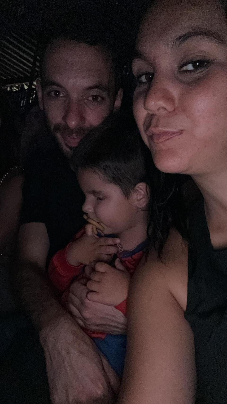 El pequeño Antonio con su familia viendo a Pablo López.