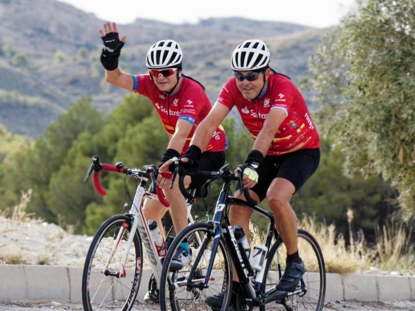 Una pareja de ciclistas posa ante la cámara del 'Cerdo Motero'.