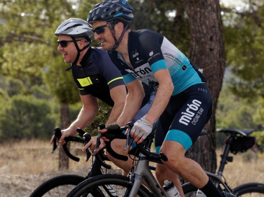 Dos ciclistas subiendo la sierra del Maigmó.