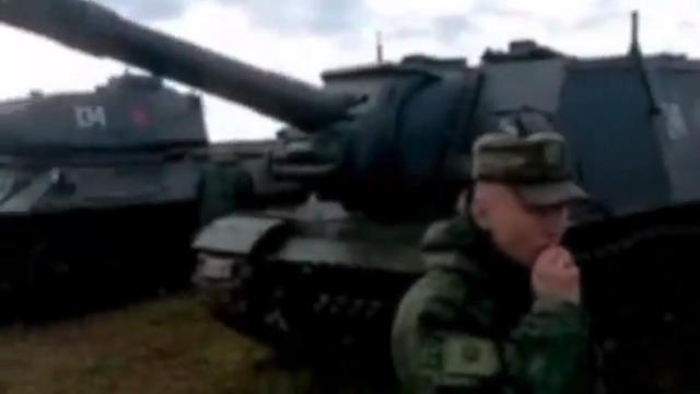 Captura del vídeo en cuestión que muestra los tanques en el campo de entrenamiento ruso.