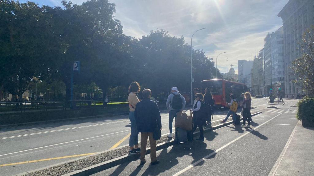 Usuarios esperando a un taxi en la parada del Obelisco de A Coruña