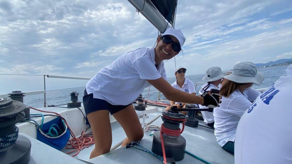 Marta en un barco, durante su entrenamiento para el reto.