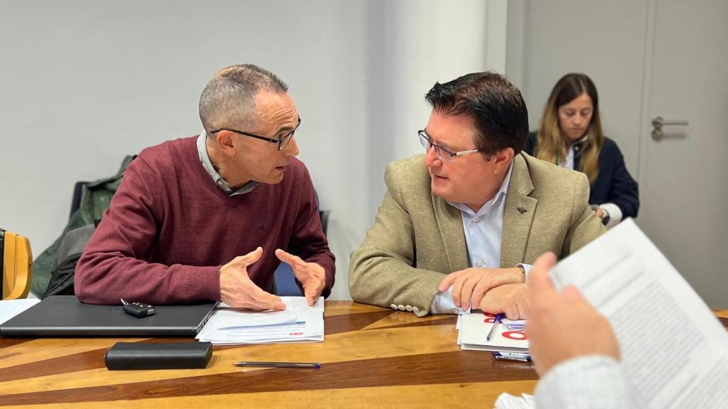 Los concejales socialistas Carlos Vega (i.) y Teo García durante la Comisión de Hacienda.