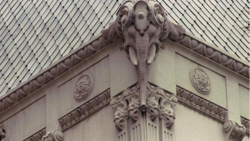 Detalle de elefante, en el entablamento de una de las torres.