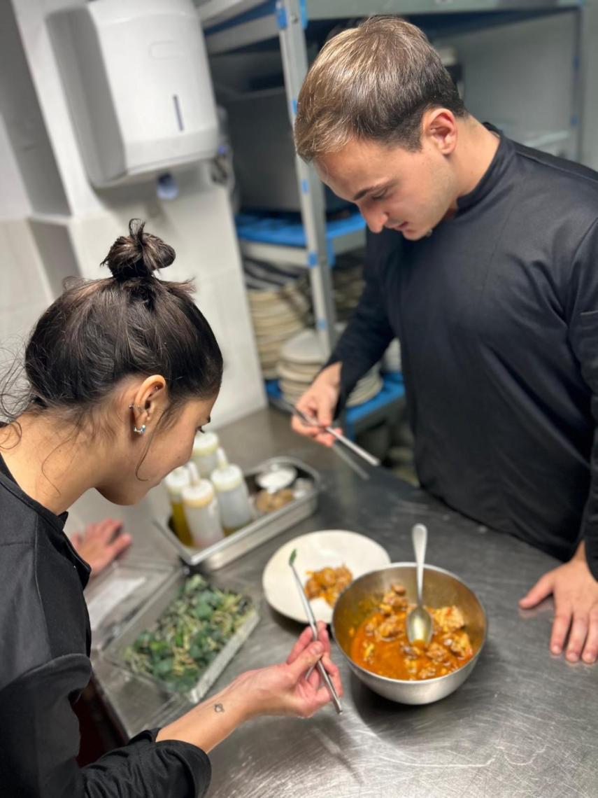 Cristina Massuh y Diego Sanz en la cocina de Caleña.