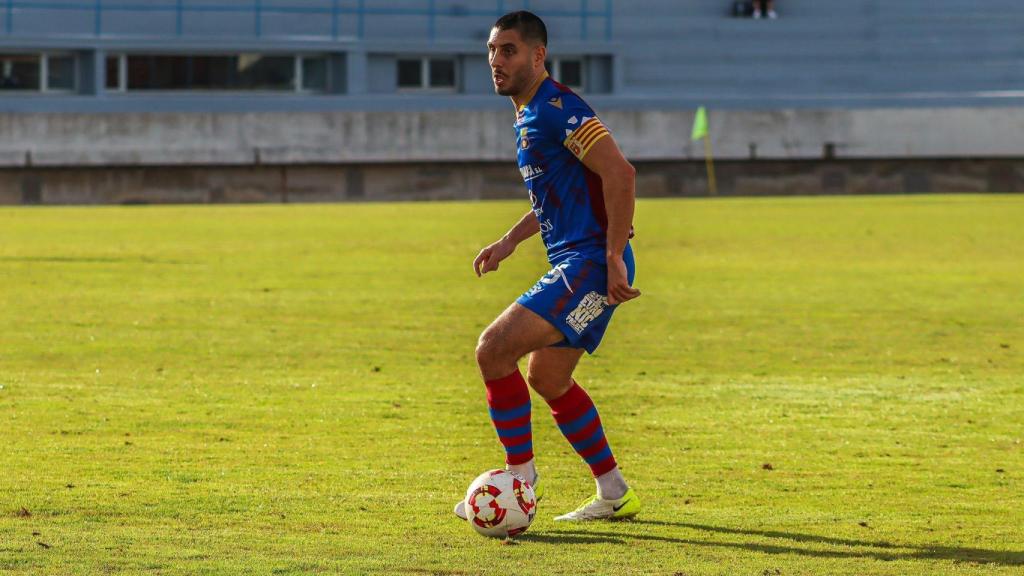 Pep Vidal conduce el balón durante un partido con el Poblense