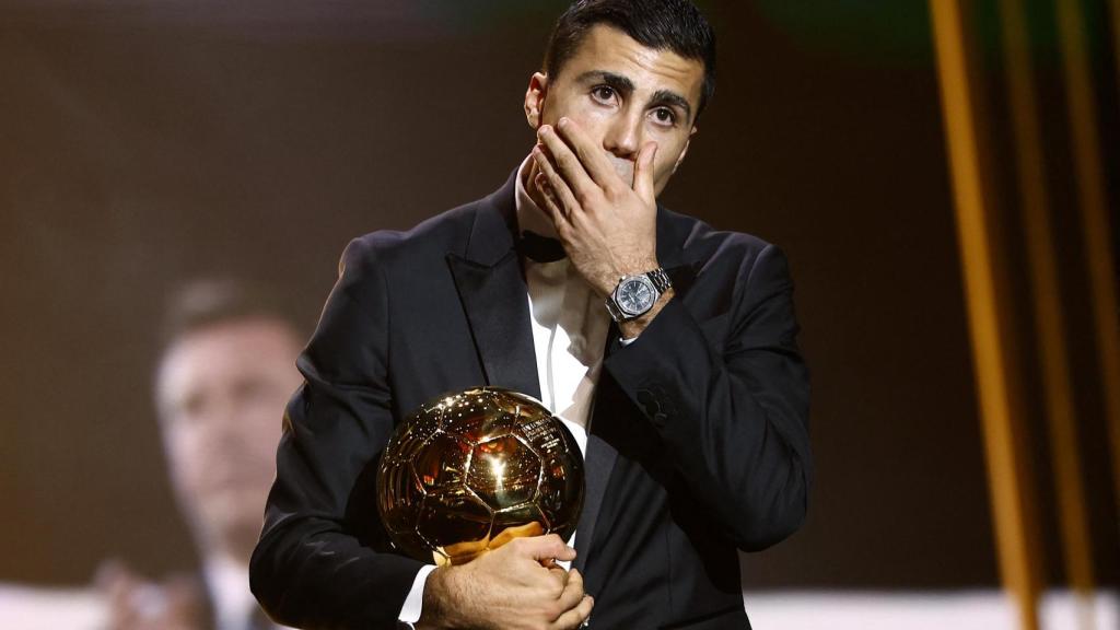 Rodrigo Hernández, con el Balón de Oro en su poder.