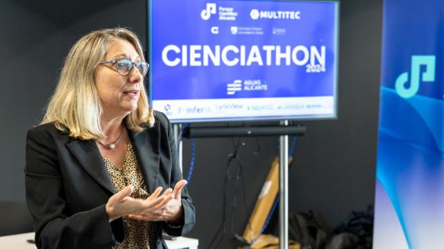 La vicerrectora de Transferencia en la UA, María Jesús Pastor, durante la clausura del Cienciathon.