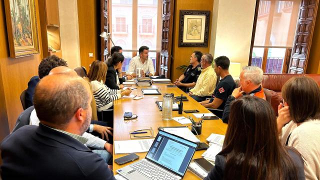 La reunión este lunes en el Ayuntamiento de Elche en la que se ha decretado la suspensión de las clases.