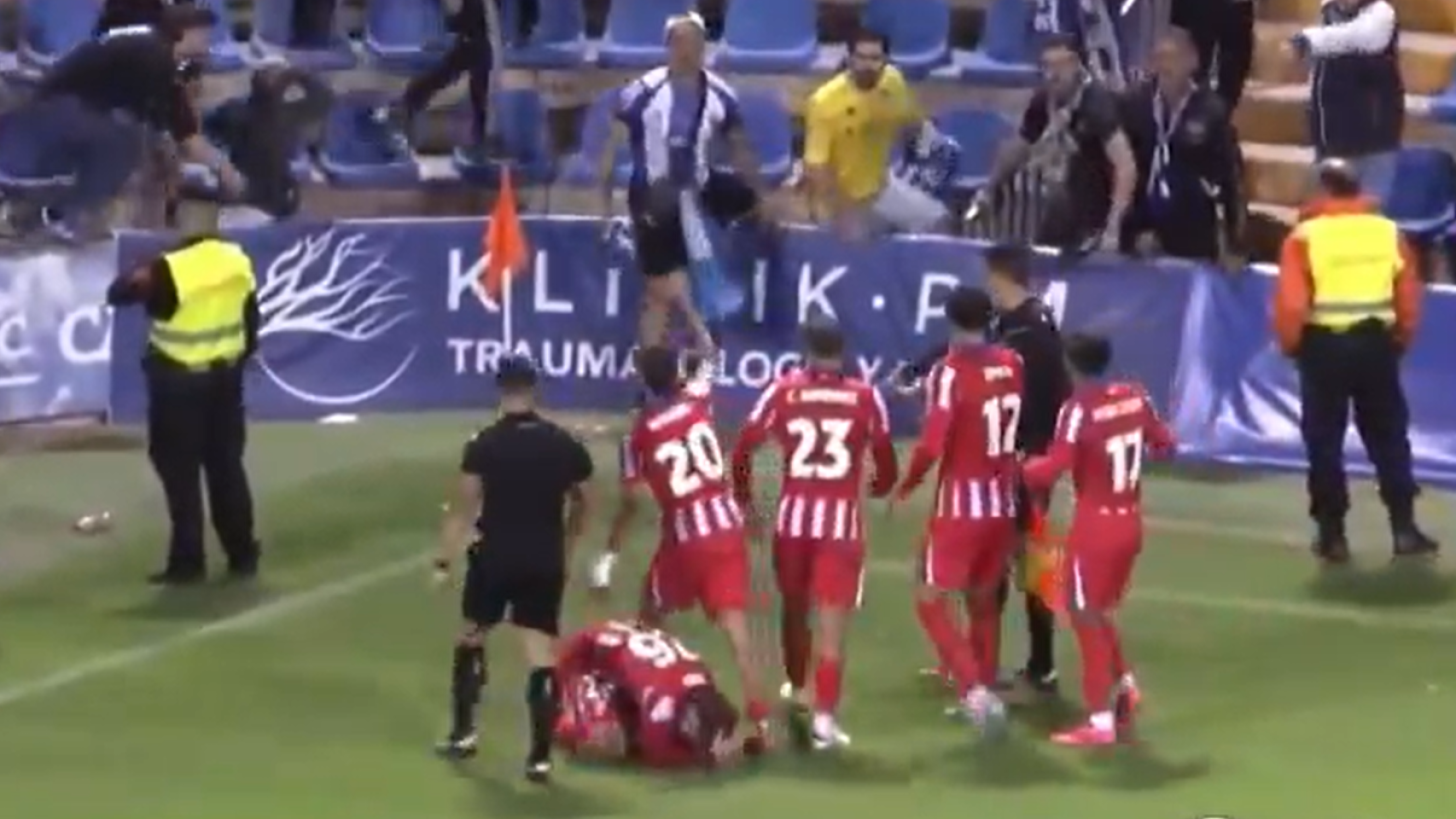 Incidentes en entre la afición herculana y los jugadores del Atlético B.