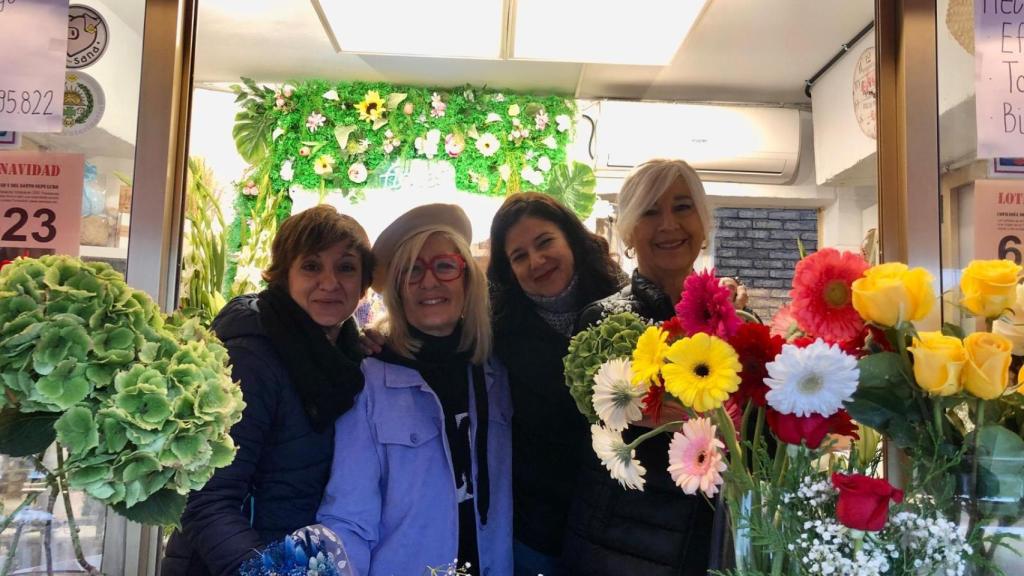 Vanessa Castro, Cristina Villafranca, Arantxa Larraz y Pili Pastor posan en el interior de la Floristería Cristina.