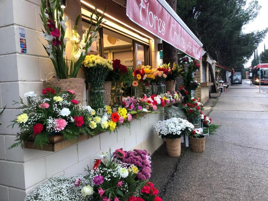 Floristería Cristina a las puertas del cementerio de Torrero en Zaragoza.