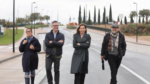 La alcaldesa de Zaragoza, Natalia Chueca, visita el resultado de los trabajos acompañada por el consejero de Urbanismo, Infraestructuras, Energía y Vivienda, Víctor Serrano.