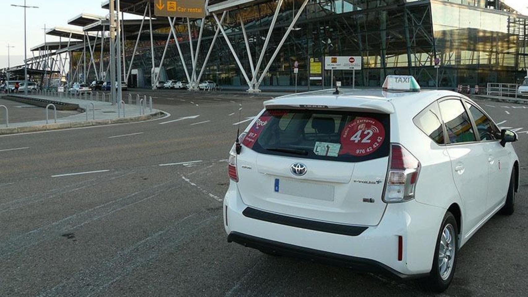 Uno de los taxis de Zaragoza, en el aeropuerto.