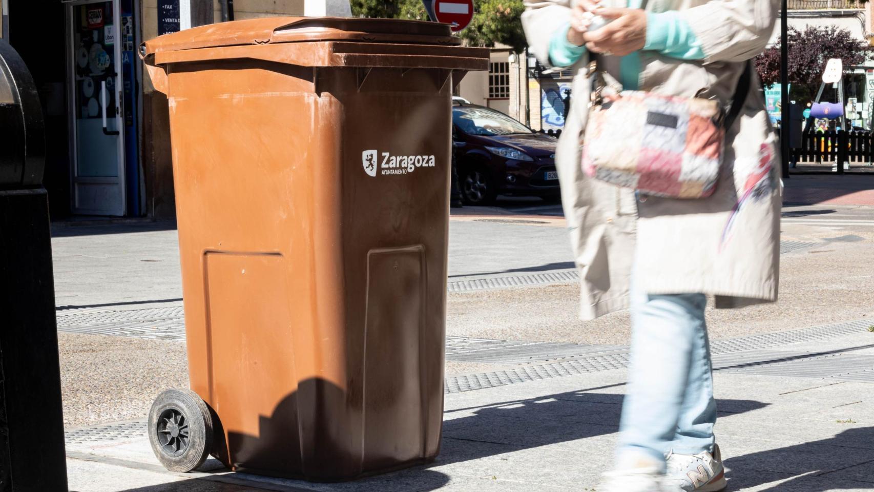 Imagen de un contenedor marrón en Zaragoza.