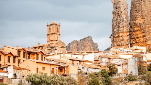 Pueblo de Agüero desde lo lejos.