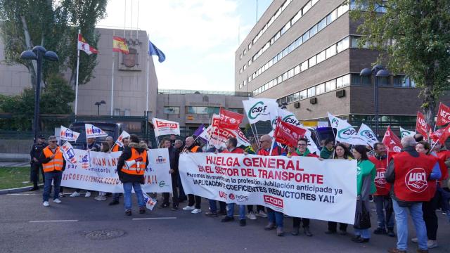 Manifestación de conductores de autobuses frente a la Delegación del Gobierno en Castilla y León, este lunes