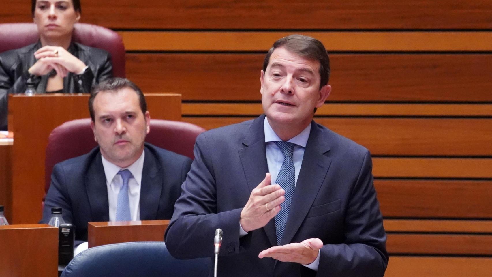 El presidente de la Junta, Alfonso Fernández Mañueco, durante su intervención en el último pleno de las Cortes