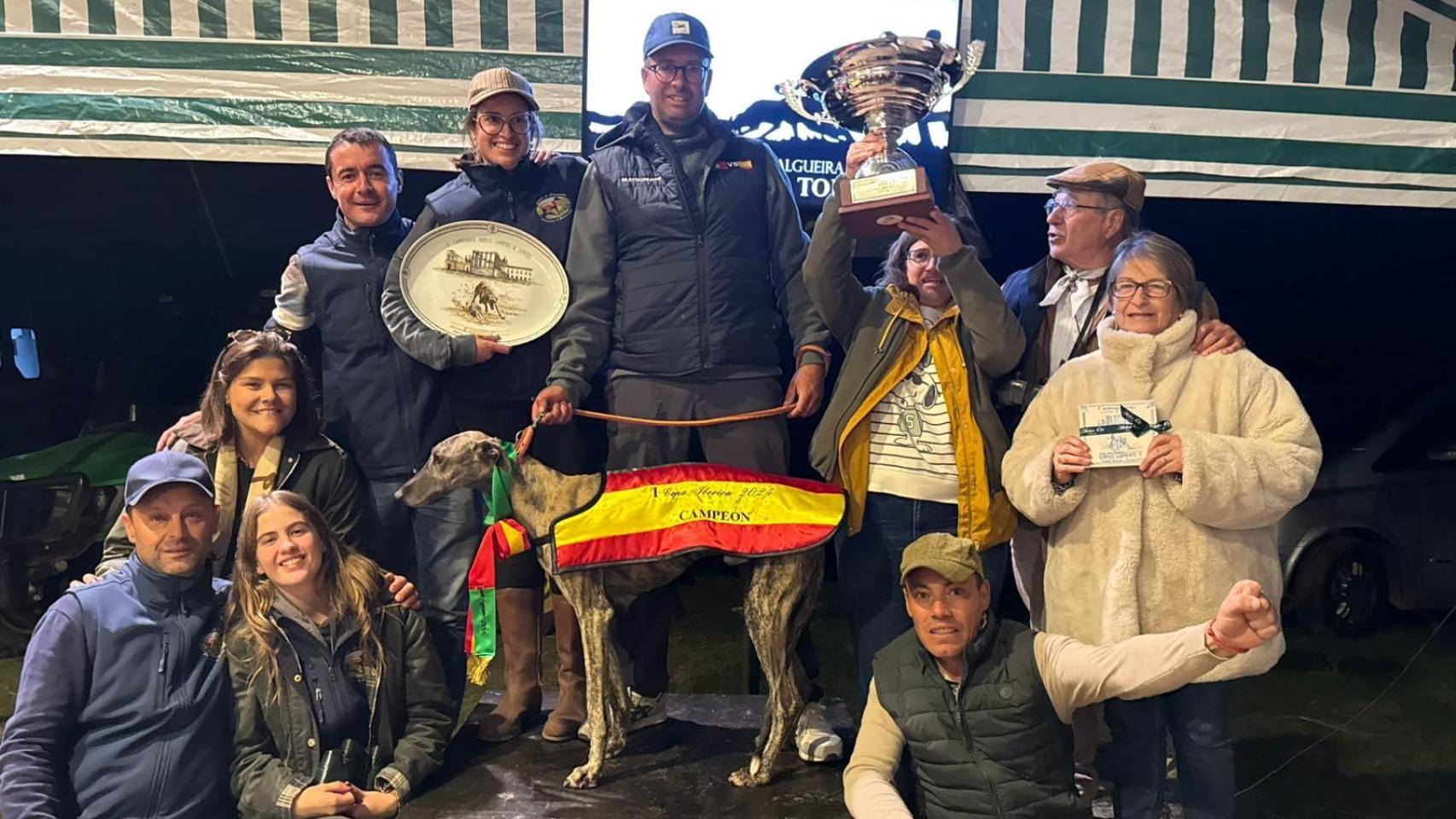 Tomás Clemente junto a su familia en lo más alto del podio de la prueba celebrada en Portugal.